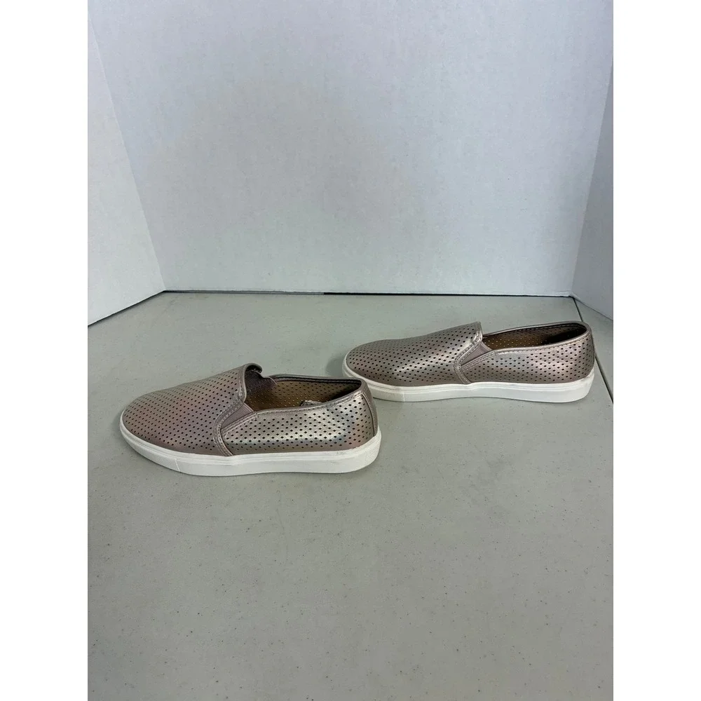 Time and Tru Womens Rose Gold Iridescent Perforated Slip On Sneakers 8.5